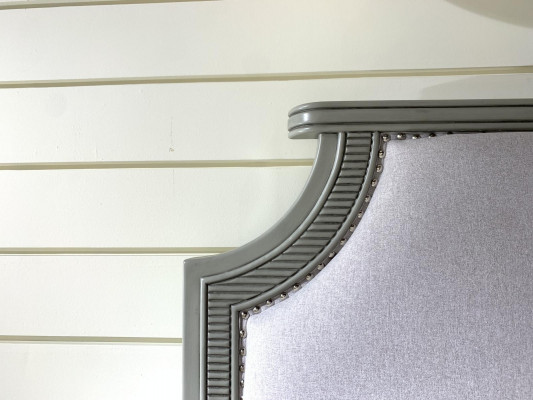 Premium tweepersoonsbed in klassiek ontwerp in grijs met wit lederen bekleding
