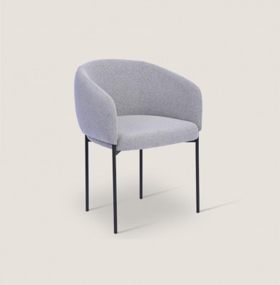 Grijze gestoffeerde stoel met armleuningen, ontwerper fauteuil voor één persoon in de woonkamer.