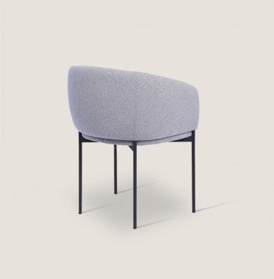Grijze gestoffeerde stoel met armleuningen, ontwerper fauteuil voor één persoon in de woonkamer.