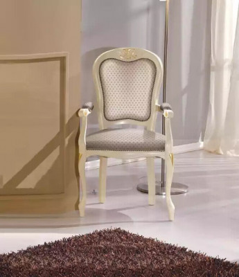 Luxe fauteuil met witte bekleding en armleuningen voor de woonkamer