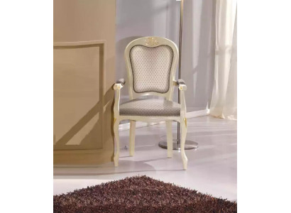 Luxe fauteuil met witte bekleding en armleuningen voor de woonkamer
