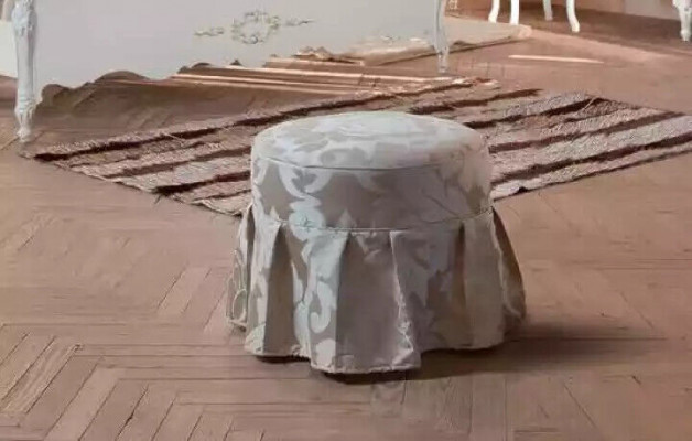 Grijze luxe voetenbankje, rond gestoffeerd meubilair, stoffen zithocker, ottomaan.