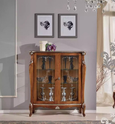 Bruine glazen vitrine, houten dressoir, luxe vitrinekast, plank.