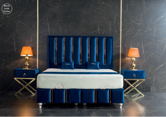 Saffierblauw designbed met nachtkastjes op vergulde stalen poten.