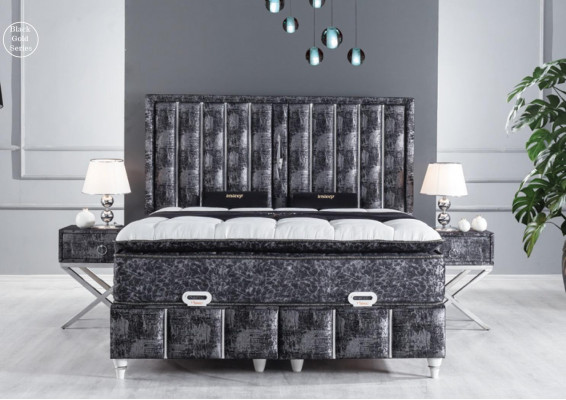 Zwart bed met matras en twee nachtkastjes in de slaapkamermeubelset.