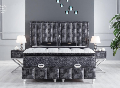 Zwart bed met matras en twee nachtkastjes in de slaapkamermeubelset.