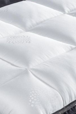 Zwart bed met matras en twee nachtkastjes in de slaapkamermeubelset.