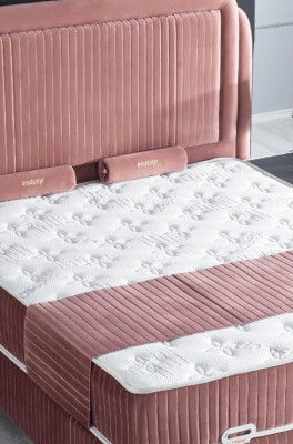 Slaapkamer Set Roze Metalen Bed Stijl 2x Nachtkastjes Modern Nieuw 3-delig.
