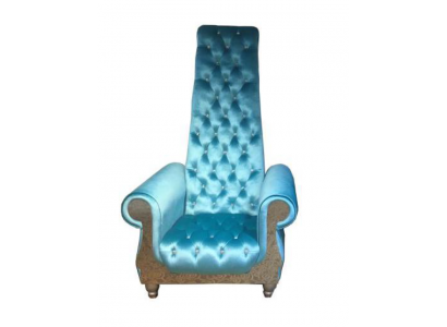 Een verfijnde fauteuil met een hoge rugleuning en een ontwerp dat doet denken aan een Voltaire-fauteuil.