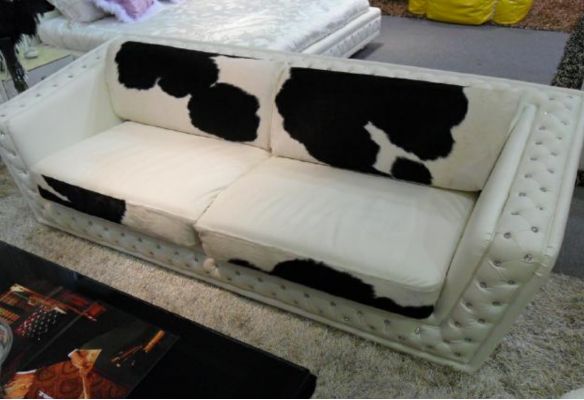 Luxe Chesterfield driepersoons echtleren bankstel in wit, modern.