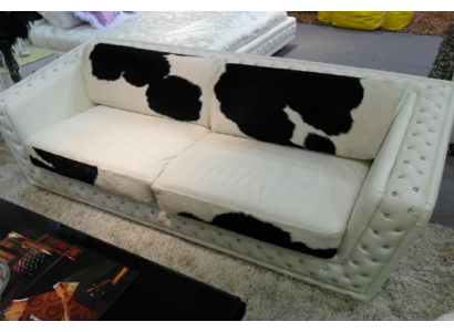 Luxe Chesterfield driepersoons echtleren bankstel in wit, modern.