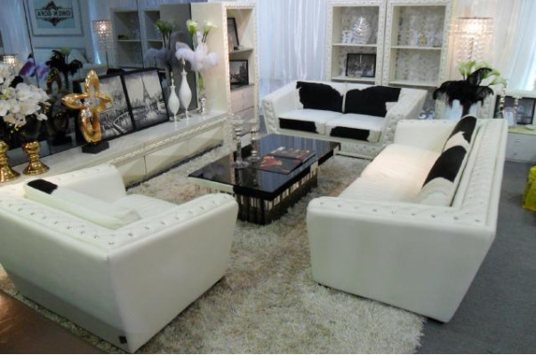 Luxe Chesterfield driepersoons echtleren bankstel in wit, modern.