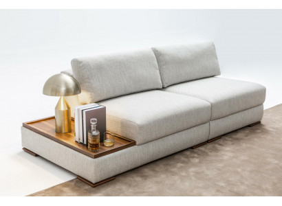 Slanke, moderne 2-zitsbank met zacht sofa, geïntegreerde houten tafel en brede zitting.