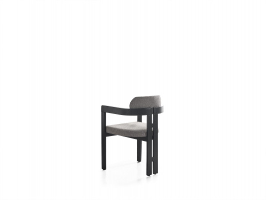 Een ultramoderne stoel met een ongebruikelijke vorm en interessante poten met een comfortabele rugleuning in grijs-zwart voor de eetkamer.