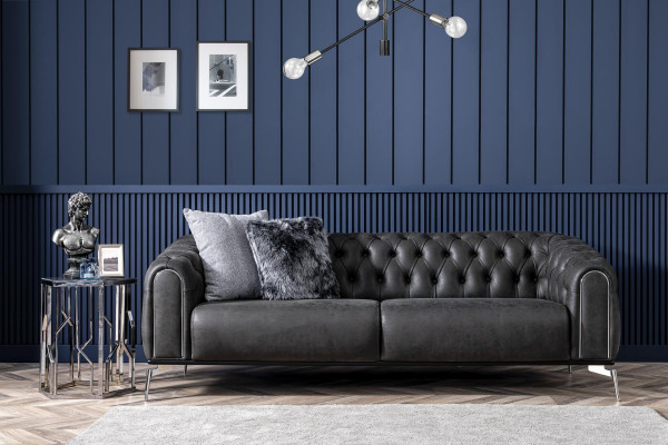 Zwarte rechte vierzitsbank in Chesterfield-stijl voor de woonkamer.