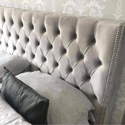 Groot stoffen bed in Chesterfield design Gestoffeerde textiel designer tweepersoonsbedden.