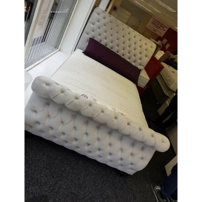 Fluwelen Chesterfield-designbed Klassiek bedframe Gestoffeerde bedden Nieuw