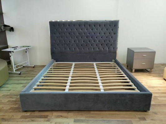 Groot stijlvol Chesterfield grijs tweepersoonsbed Textiel Bedden Luxe Design