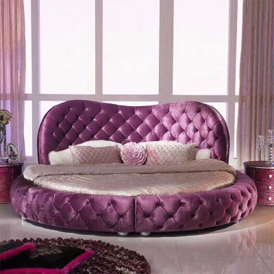 Rond designbed van Chesterfield-stijl voor de slaapkamer, gestoffeerd met paars textiel en leer, luxueus.