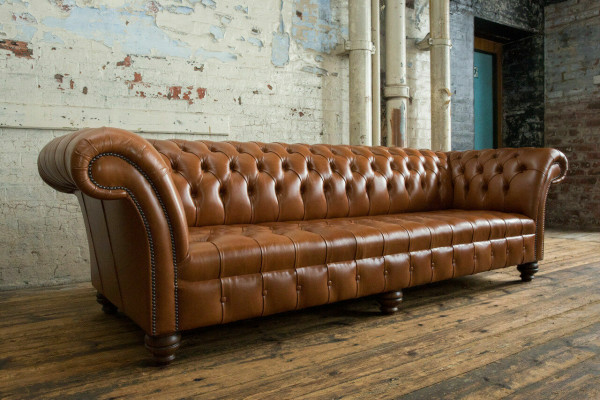 Bruine Chesterfield bank van leder, 4-zits XXL grote bank, nieuw gestoffeerd.