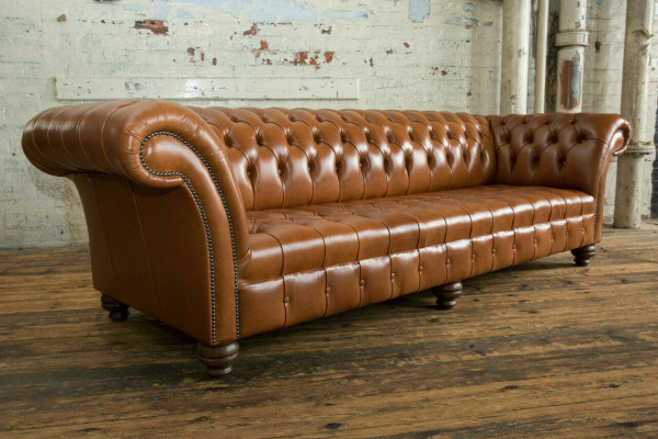 Bruine Chesterfield bank van leder, 4-zits XXL grote bank, nieuw gestoffeerd.