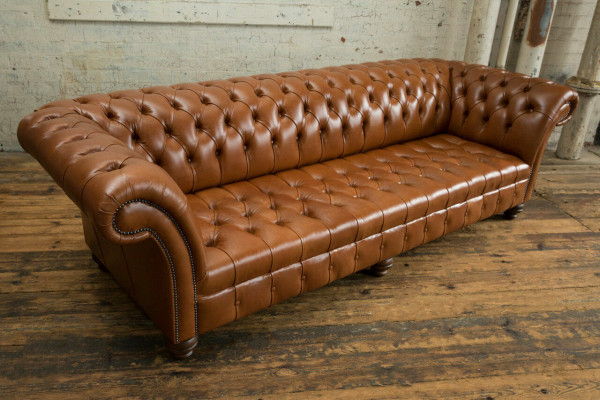 Bruine Chesterfield bank van leder, 4-zits XXL grote bank, nieuw gestoffeerd.