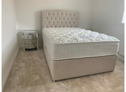 Groot beige Chesterfield tweepersoonsbed Luxe Moderne Bedden.