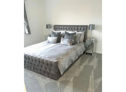 Grijze stijlvolle Chesterfield tweepersoonsbed ontwerper slaapkamer bedden.