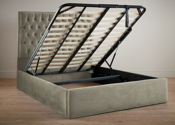 Modern lichtbeige Chesterfield tweepersoons designer slaapkamerbed.