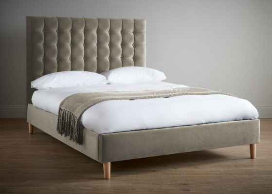 Grijs luxe Chesterfield tweepersoonsbed, gestoffeerd bed, slaapkamerbed.
