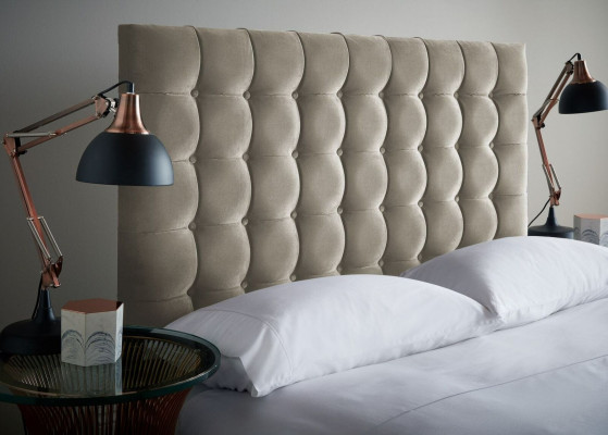 Grijs luxe Chesterfield tweepersoonsbed, gestoffeerd bed, slaapkamerbed.