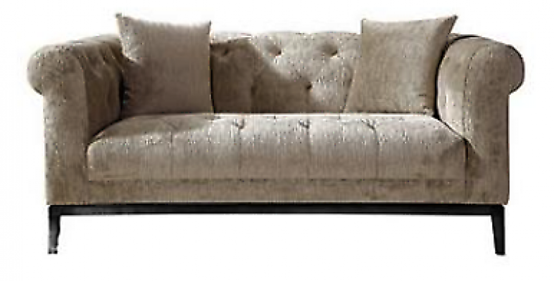 Gezellige beige Chesterfield driezitsbank voor in de woonkamer.