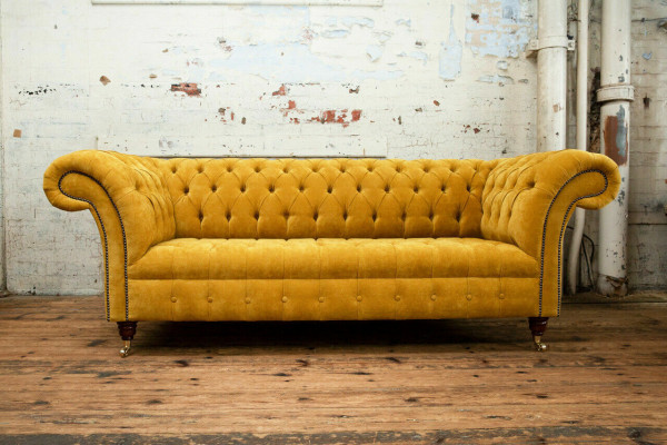 Ontwerper gele Chesterfield 3-zits luxe bankstel met drie zitplaatsen.