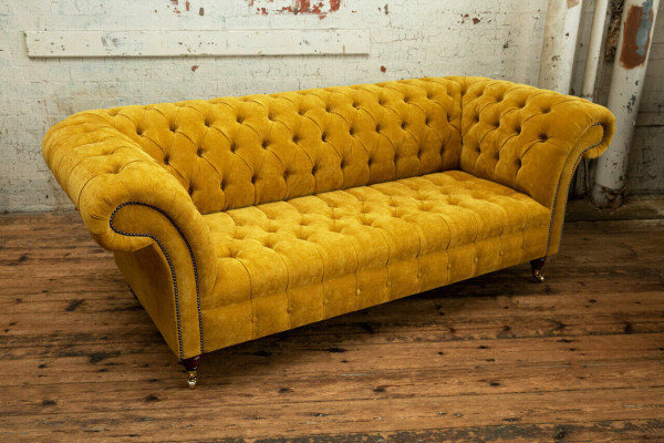 Ontwerper gele Chesterfield 3-zits luxe bankstel met drie zitplaatsen.