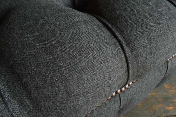 Grijze Chesterfield driezits luxe woonkamerbank met drie zitplaatsen