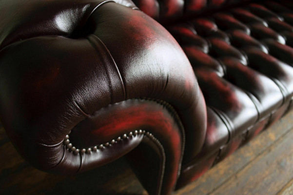 Bordaux Chesterfield driezits luxe woonkamer 3-zitsbank.