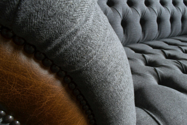 Edel grijs Chesterfield driezits luxe woonkamer 3-zitsbank.
