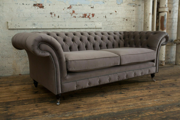 Luxe Chesterfield Driezitsbank voor de woonkamer in taupe design.