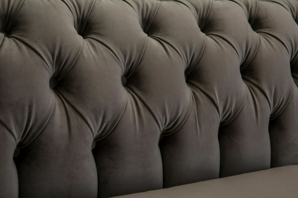 Luxe Chesterfield Driezitsbank voor de woonkamer in taupe design.