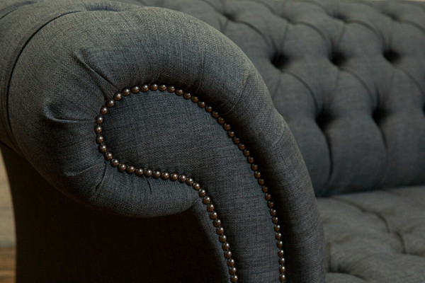 Grijze textielbank Grijze Chesterfield-driepersoons luxe woonkamerbank