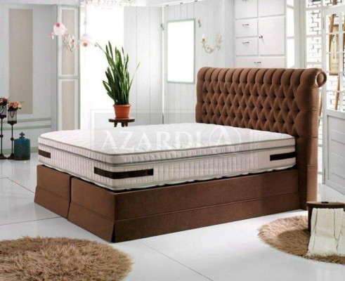 Grijze luxe slaapkamer Chesterfield bed gestoffeerd design luxe tweepersoonsbedden