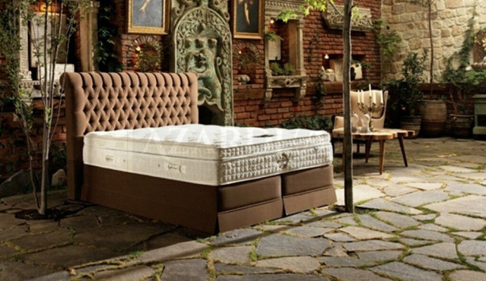 Grijze luxe slaapkamer Chesterfield bed gestoffeerd design luxe tweepersoonsbedden
