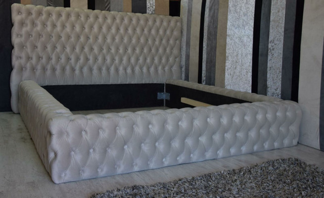 Elegant Chesterfield Design Engels tweepersoonsbed in beige - Bedden met tijdloze stijl.