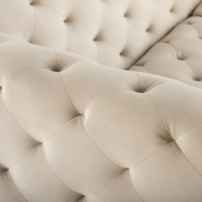 Beige Designer Chesterfield driezits luxueuze woonkamerbank.