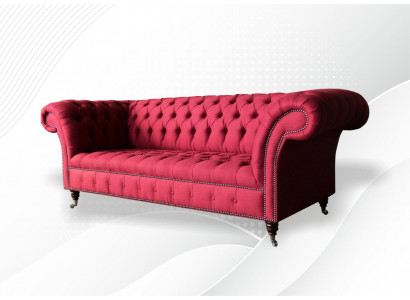 Drietsofa-ontwerp met stoffen bekleding in Chesterfield-stijl, luxe rode banken.