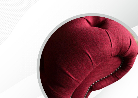 Drietsofa-ontwerp met stoffen bekleding in Chesterfield-stijl, luxe rode banken.