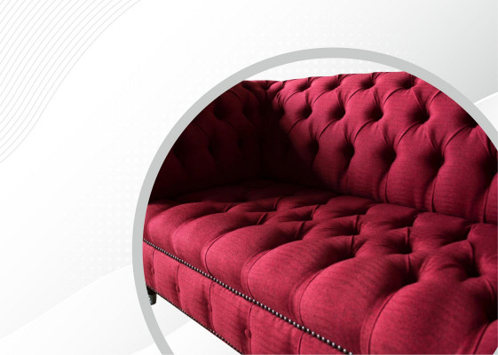 Drietsofa-ontwerp met stoffen bekleding in Chesterfield-stijl, luxe rode banken.
