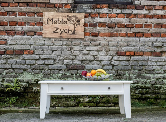 Vakantiehuis woonkamer tafel salontafel handgemaakt echt hout bank bijzettafels