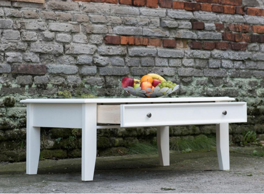 Vakantiehuis woonkamer tafel salontafel handgemaakt echt hout bank bijzettafels