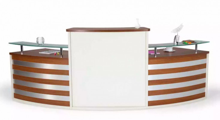 Esthetische en comfortabele receptiebalie in klassiek design.